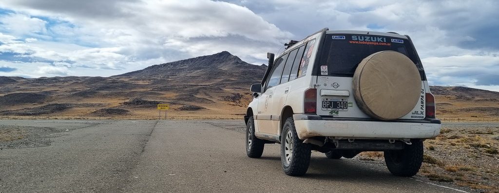 Entrando a la RN40 con el cerro Las Horquetas de fondo