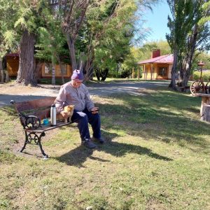 Parque sobre el lago en estancia Suyai