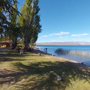 Parque sobre el lago en estancia Suyai