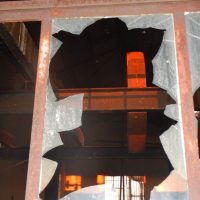 Un asomo tras los vidrios rotos