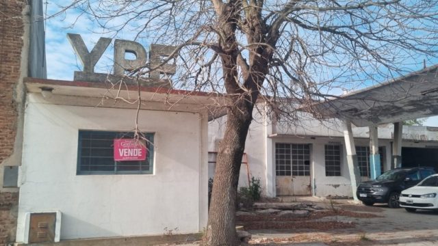 Estación YPF abandonada en Maria Ignacia
